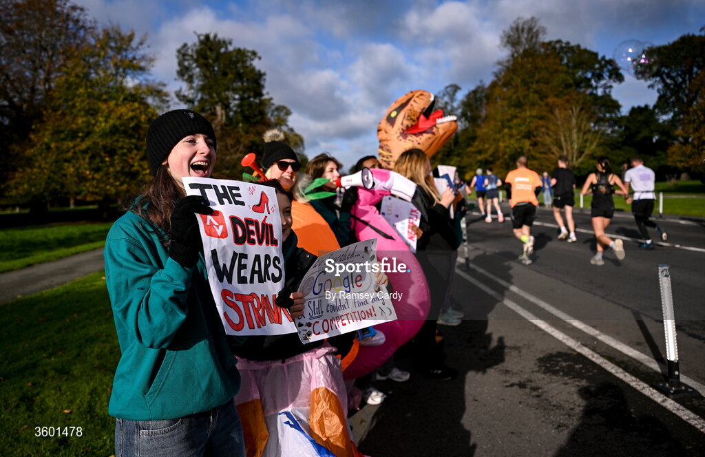 25 October 2026; Supporters during the 2026 Irish Life Dublin Marathon, as thousands of runners took to the streets of Dublin for the 45th running of the event. Photo by Ramsey Cardy/Sportsfile