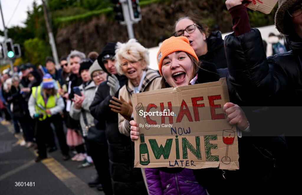 25 October 2026; Supporters during the 2026 Irish Life Dublin Marathon, as thousands of runners took to the streets of Dublin for the 45th running of the event. Photo by Ramsey Cardy/Sportsfile