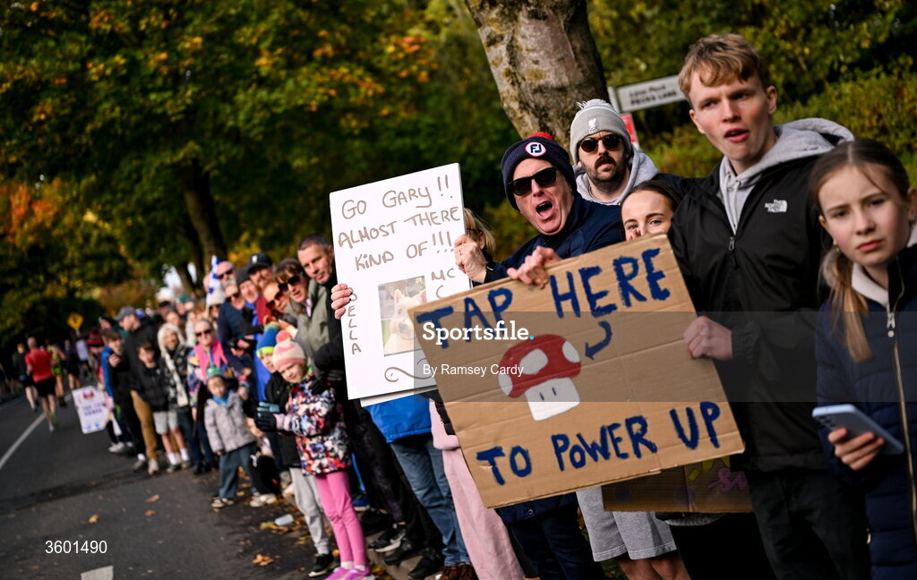 25 October 2026; Supporters during the 2026 Irish Life Dublin Marathon, as thousands of runners took to the streets of Dublin for the 45th running of the event. Photo by Ramsey Cardy/Sportsfile