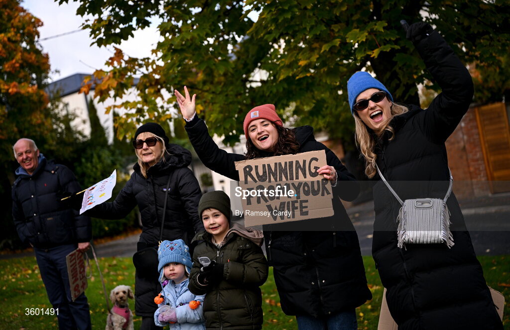 25 October 2026; Supporters during the 2026 Irish Life Dublin Marathon, as thousands of runners took to the streets of Dublin for the 45th running of the event. Photo by Ramsey Cardy/Sportsfile