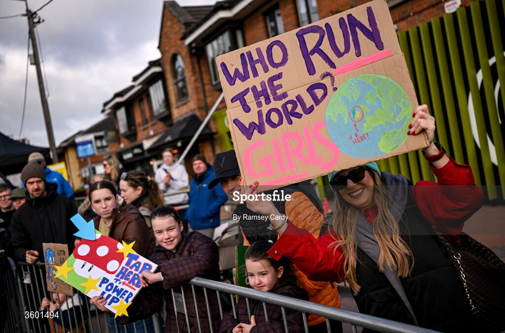 25 October 2026; Supporters during the 2026 Irish Life Dublin Marathon, as thousands of runners took to the streets of Dublin for the 45th running of the event. Photo by Ramsey Cardy/Sportsfile