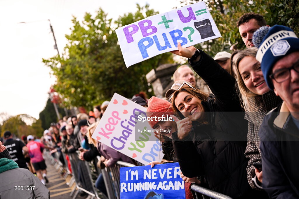 25 October 2026; Supporters during the 2026 Irish Life Dublin Marathon, as thousands of runners took to the streets of Dublin for the 45th running of the event. Photo by Ramsey Cardy/Sportsfile