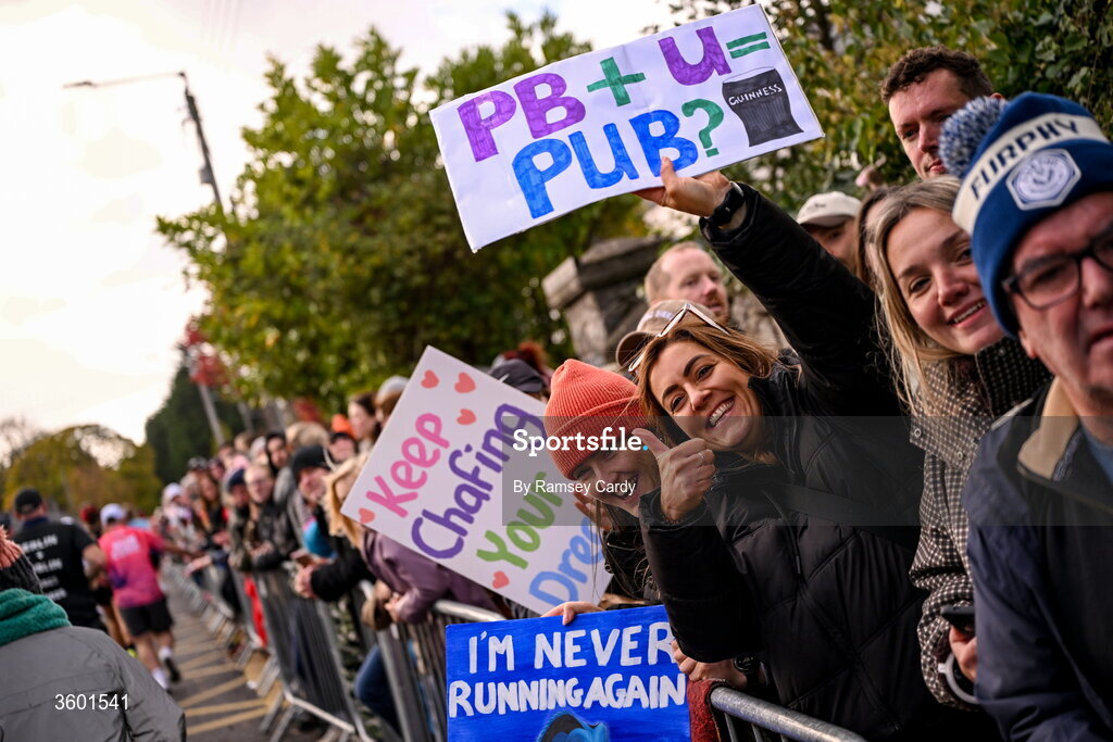 25 October 2026; Supporters during the 2026 Irish Life Dublin Marathon, as thousands of runners took to the streets of Dublin for the 45th running of the event. Photo by Ramsey Cardy/Sportsfile