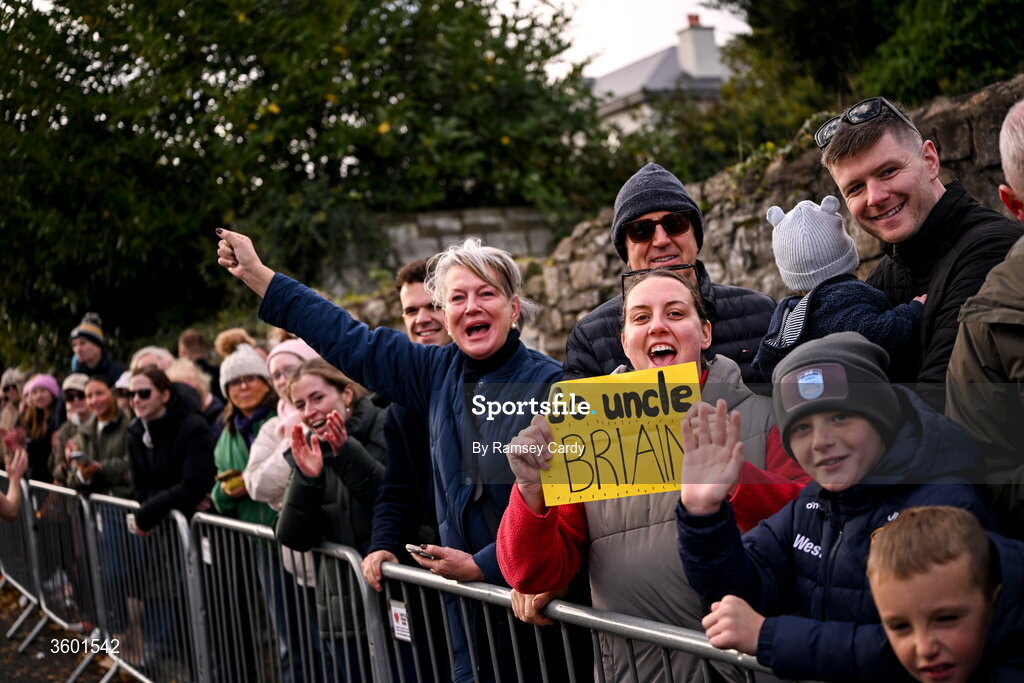 25 October 2026; Supporters during the 2026 Irish Life Dublin Marathon, as thousands of runners took to the streets of Dublin for the 45th running of the event. Photo by Ramsey Cardy/Sportsfile