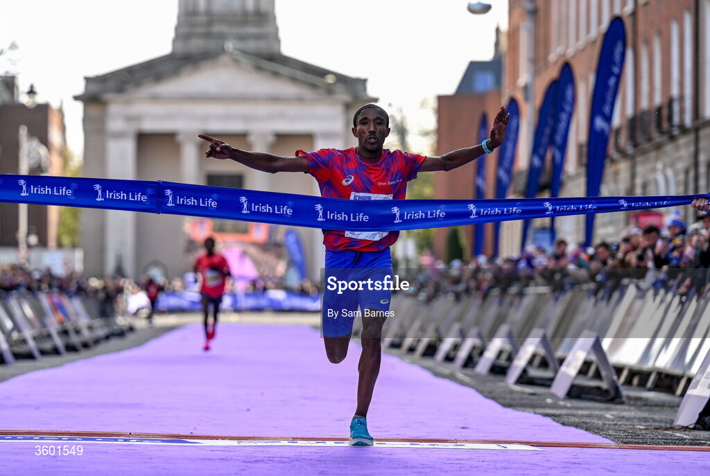 25 October 2026; Abay Alemu Lesa of Ethiopia crosses the line to win the 2026 Irish Life Dublin Marathon, as thousands of runners took to the streets of Dublin for the 45th running of the event. Photo by Sam Barnes/Sportsfile