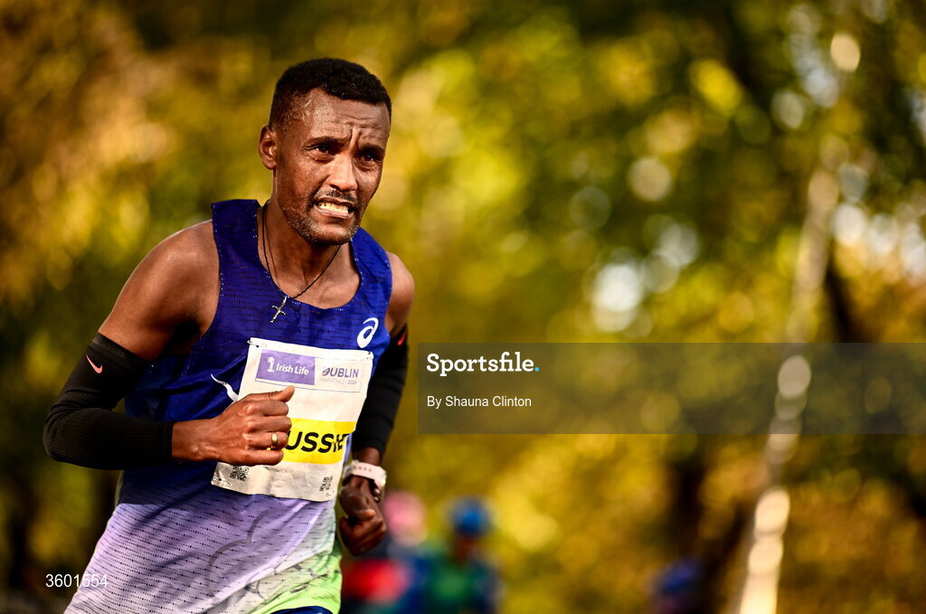 25 October 2026; Sahlesilassie Nigussie of Ethiopia during the 2026 Irish Life Dublin Marathon, as thousands of runners took to the streets of Dublin for the 45th running of the event. Photo by Shauna Clinton/Sportsfile