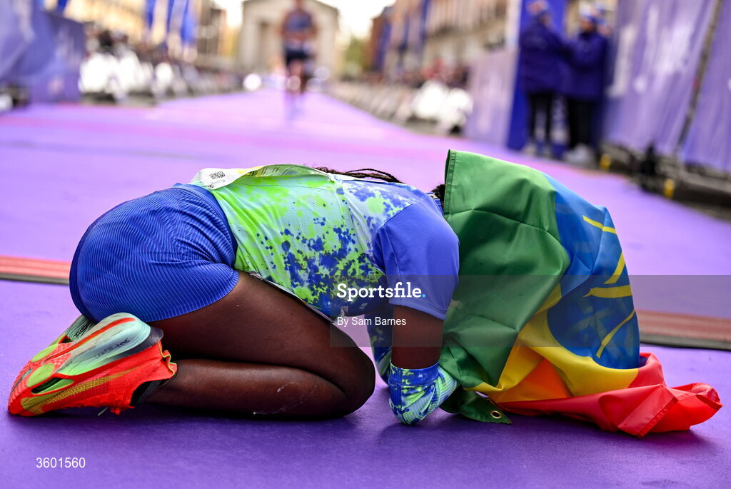 25 October 2026; Zenebu Fikdau Jebesa of Ethiopia celebrates after winning the 2026 Irish Life Dublin Marathon, as thousands of runners took to the streets of Dublin for the 45th running of the event. Photo by Sam Barnes/Sportsfile