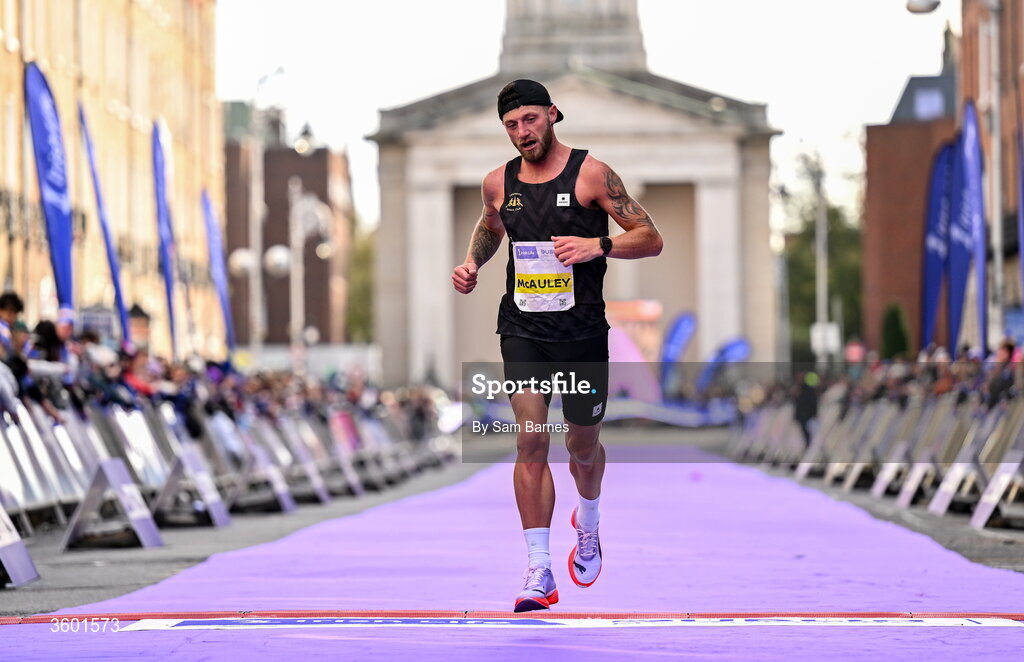 25 October 2026; Stephen McAuley of Ireland during the 2026 Irish Life Dublin Marathon, as thousands of runners took to the streets of Dublin for the 45th running of the event. Photo by Sam Barnes/Sportsfile