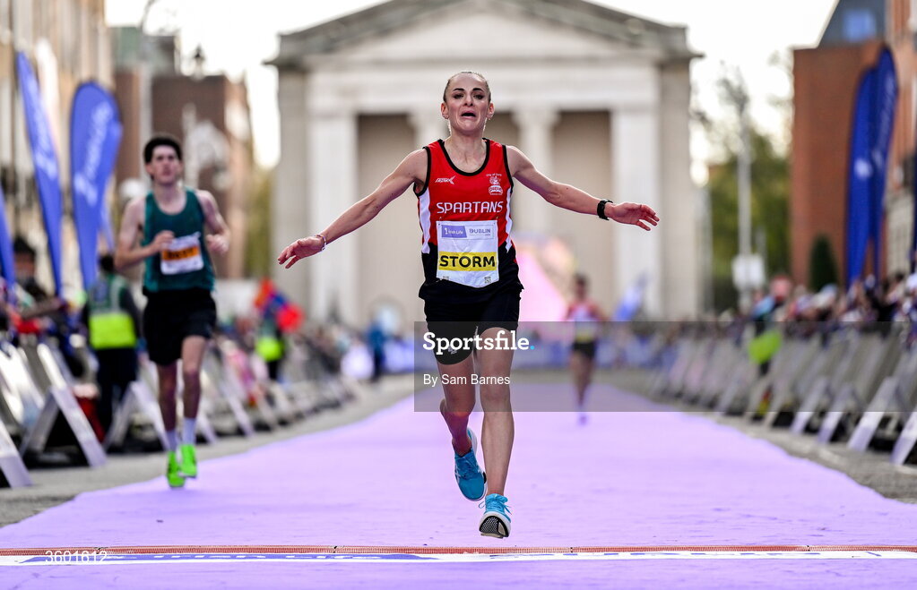 25 October 2026; Judith Storm of Ireland celebrates winning the Women's national championship during the 2026 Irish Life Dublin Marathon, as thousands of runners took to the streets of Dublin for the 45th running of the event. Photo by Sam Barnes/Sportsfile
