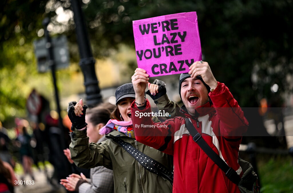 25 October 2026; Supporters during the 2026 Irish Life Dublin Marathon, as thousands of runners took to the streets of Dublin for the 45th running of the event. Photo by Ramsey Cardy/Sportsfile