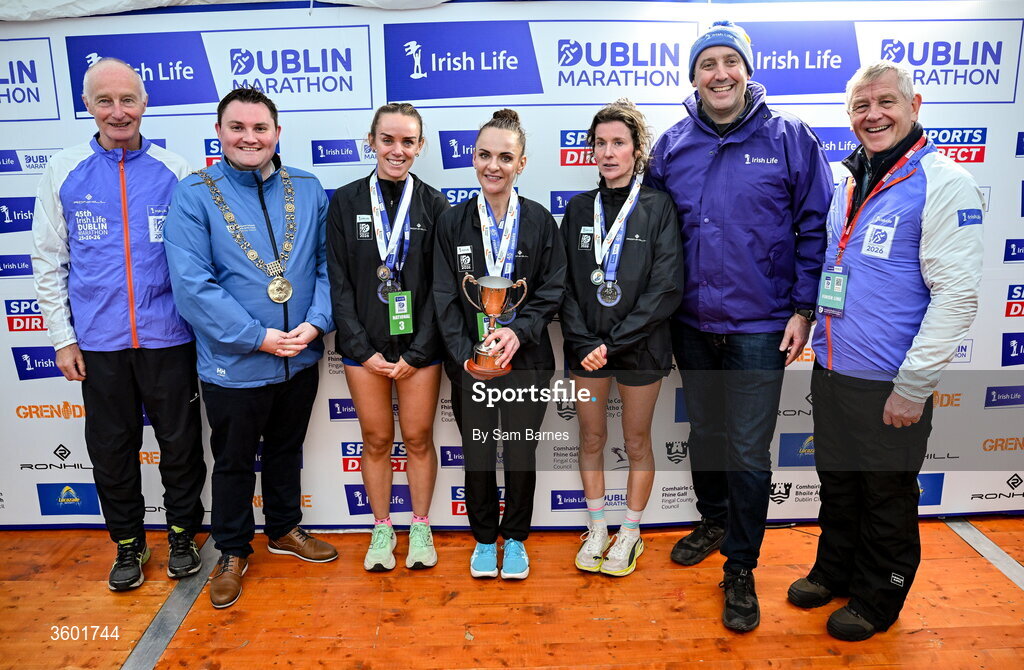 25 October 2026; Women's National championship top 3, from left, third place Meghan Ryan, winner Judith Storm, and Sorcha Nic Dhomhnaill, with from left, Race Director Jim Aughney, Lord Mayor of Dublin Daryl Barron, Irish Life Chief Executive Declan Bolger and Michael Quinlin during the 2026 Irish Life Dublin Marathon, as thousands of runners took to the streets of Dublin for the 45th running of the event. Photo by Sam Barnes/Sportsfile