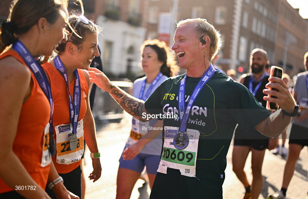 25 October 2026; Christopher Connolly with participants after the 2026 Irish Life Dublin Marathon, as thousands of runners took to the streets of Dublin for the 45th running of the event. Photo by Shauna Clinton/Sportsfile