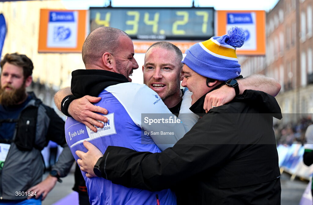 25 October 2026; Shamrock Rovers assistant coach Glenn Cronin, centre, with Brendan Dawson, left, and Dublin Marathon Group Chief Executive Seán Ó Riain after the 2026 Irish Life Dublin Marathon, as thousands of runners took to the streets of Dublin for the 45th running of the event. Photo by Sam Barnes/Sportsfile