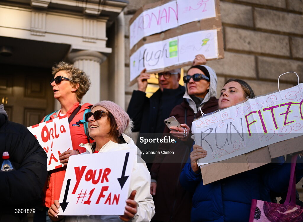 25 October 2026; Supporters after the 2026 Irish Life Dublin Marathon, as thousands of runners took to the streets of Dublin for the 45th running of the event. Photo by Shauna Clinton/Sportsfile