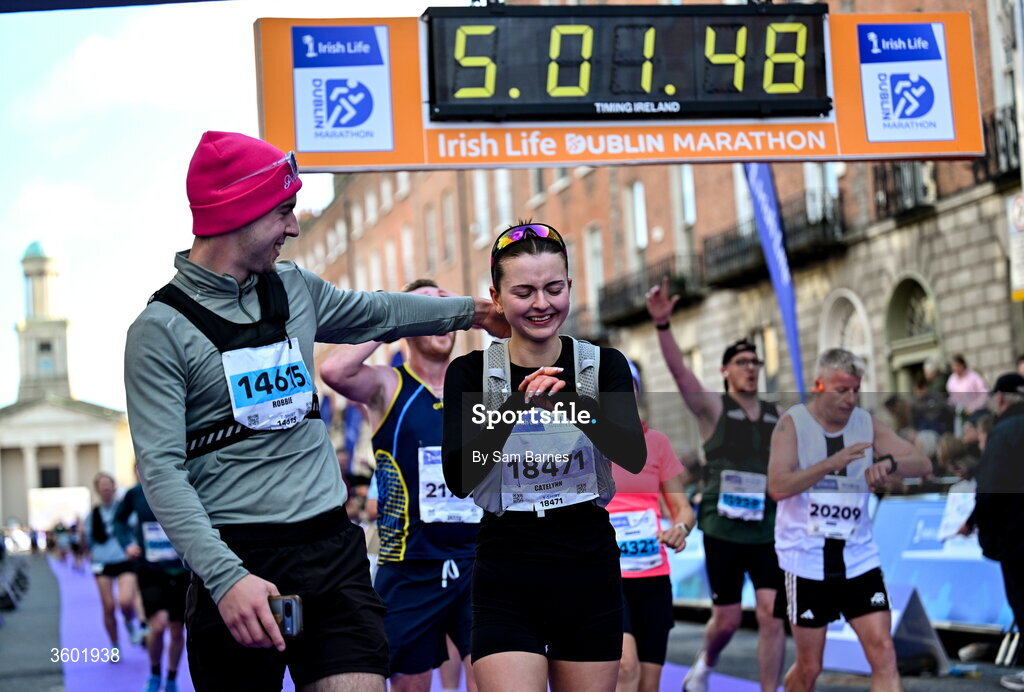 25 October 2026; Catelynn Walker, right, and Robbie Bowers after the 2026 Irish Life Dublin Marathon, as thousands of runners took to the streets of Dublin for the 45th running of the event. Photo by Sam Barnes/Sportsfile