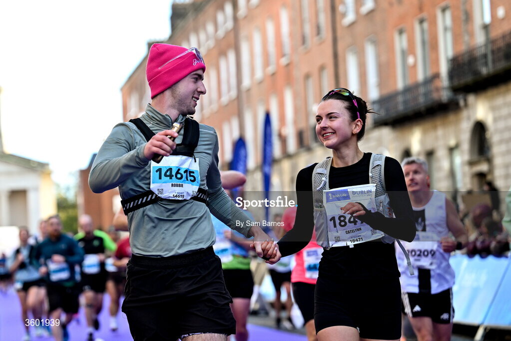25 October 2026; Catelynn Walker, right, and Robbie Bowers after the 2026 Irish Life Dublin Marathon, as thousands of runners took to the streets of Dublin for the 45th running of the event. Photo by Sam Barnes/Sportsfile