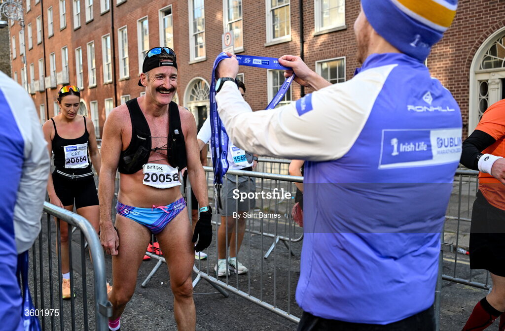 25 October 2026; Paul Byrom receive their finishers medals after the 2026 Irish Life Dublin Marathon, as thousands of runners took to the streets of Dublin for the 45th running of the event. Photo by Sam Barnes/Sportsfile