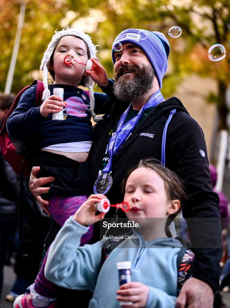 25 October 2026; Tommy Newell with his daughters Lara and Grace after the 2026 Irish Life Dublin Marathon, as thousands of runners took to the streets of Dublin for the 45th running of the event. Photo by Shauna Clinton/Sportsfile