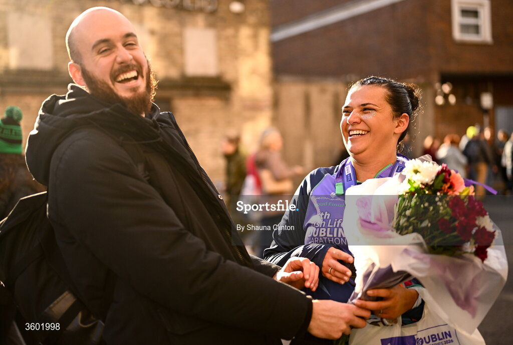 25 October 2026; Participants with family after the 2026 Irish Life Dublin Marathon, as thousands of runners took to the streets of Dublin for the 45th running of the event. Photo by Shauna Clinton/Sportsfile