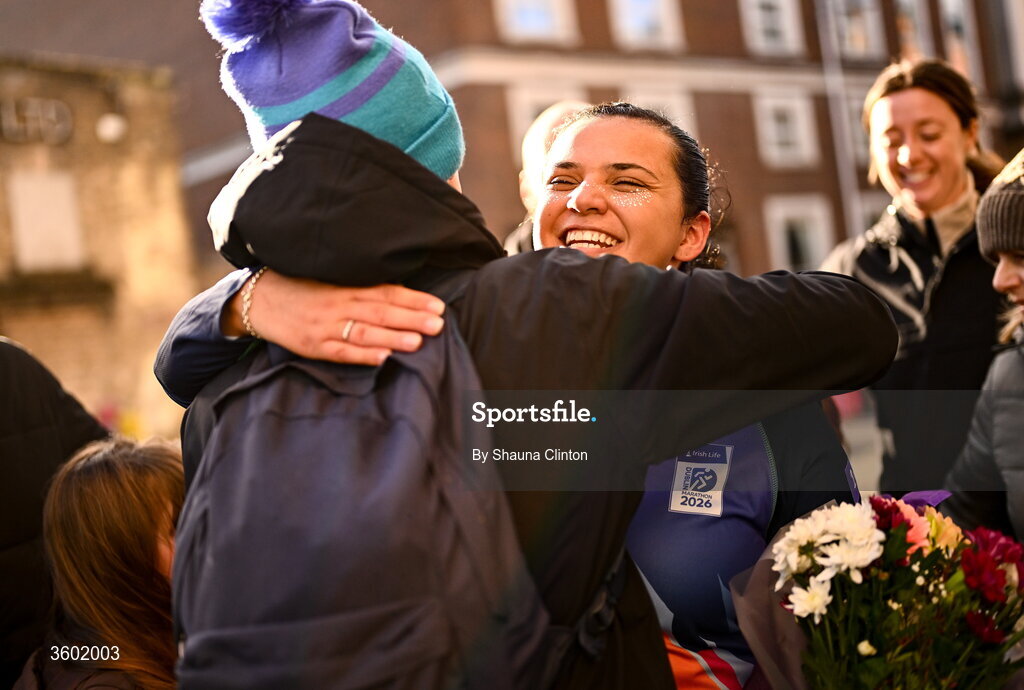 25 October 2026; Participants with family after the 2026 Irish Life Dublin Marathon, as thousands of runners took to the streets of Dublin for the 45th running of the event. Photo by Shauna Clinton/Sportsfile