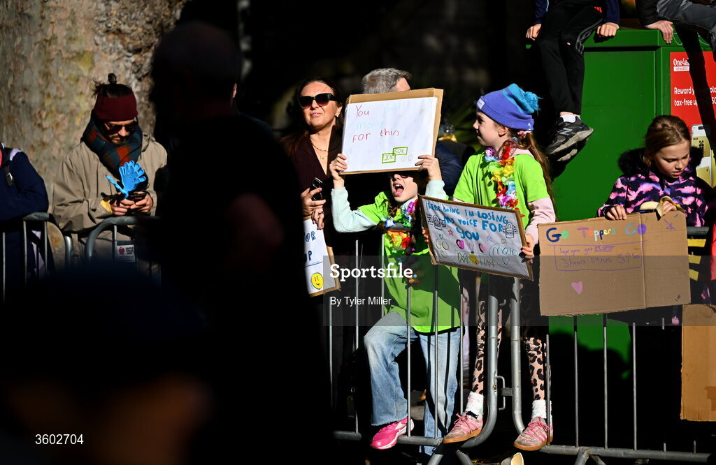 25 October 2026; Supporters during the 2026 Irish Life Dublin Marathon, as thousands of runners took to the streets of Dublin for the 45th running of the event. Photo by Tyler Miller/Sportsfile