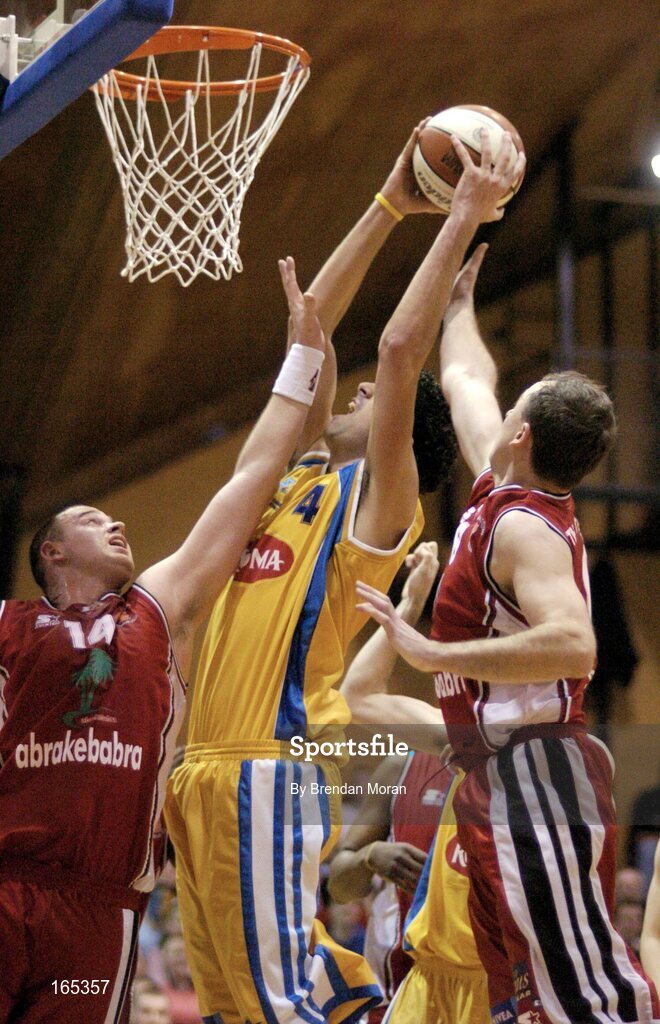 30 January 2005; Paul Tonkovich, Roma St Vincent's, in action against Michael Quirke, left, and John Teahan, Abrakebabra Tigers, Tralee. National Cup, Senior Men's Final, Abrakebabra Tigers, Tralee v Roma St Vincent's, ESB Arena, Tallaght, Dublin. Picture credit; Brendan Moran / SPORTSFILE