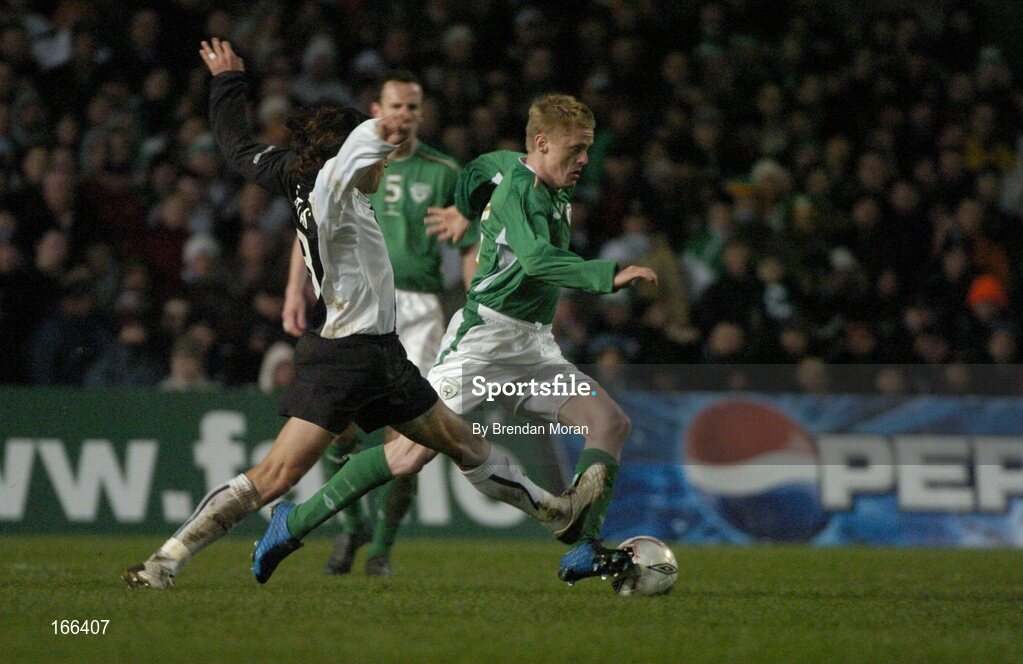9 February 2005; Damien Duff, Republic of Ireland, in action against Rogerio Matias, Portugal. International Friendly, Republic of Ireland v Portugal, Lansdowne Road, Dublin. Picture credit; Brendan Moran / SPORTSFILE