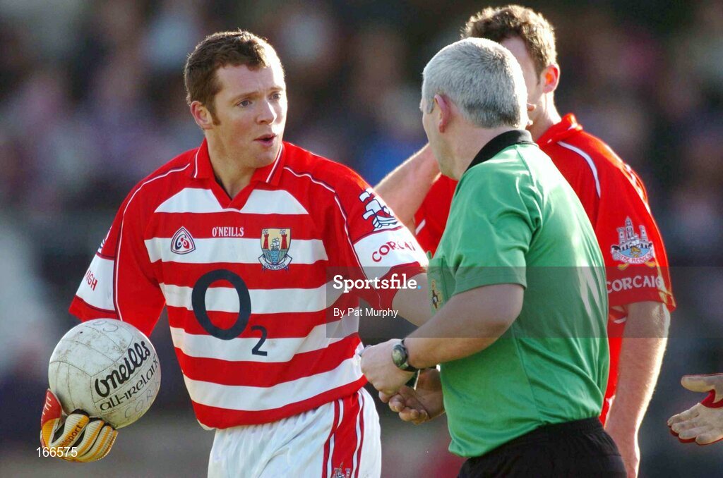 13 February 2005; Referee Haulie Beirne speaks to Cork goalkeeper Kevin O'Dwyer for time wasting after the ball blew off the kicking tee. Allianz National Football League, Division 1A, Westmeath v Cork, Cusack Park, Mullingar, Co. Westmeath. Picture credit; Pat Murphy / SPORTSFILE