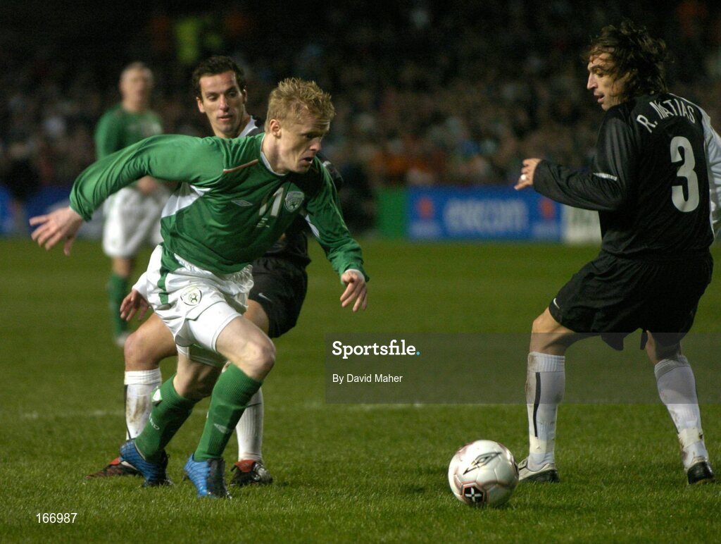 9 February 2005; Damien Duff, Republic of Ireland, in action against Petit, left, and Rogerio Matias, Portugal. International Friendly, Republic of Ireland v Portugal, Lansdowne Road, Dublin. Picture credit; David Maher / SPORTSFILE