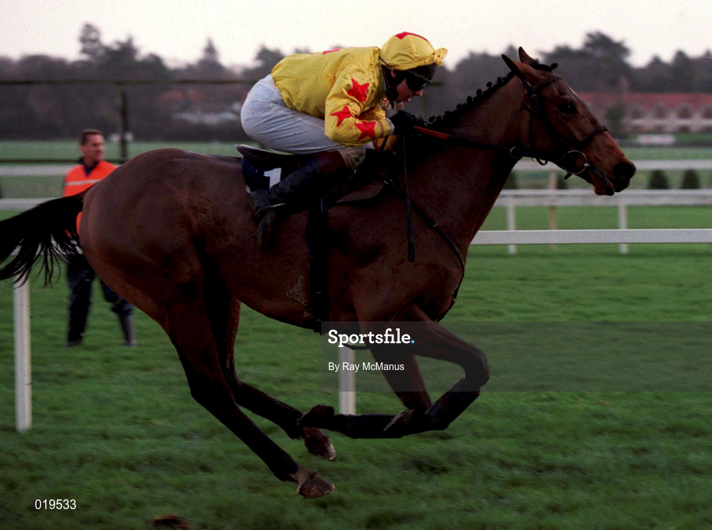26 December 1998; Somemanforoneman, with Shay Barry up, during the Kerry Spring Maiden Hurdle at Leopardstown Racecourse in Dublin. Photo by Ray McManus/Sportsfile