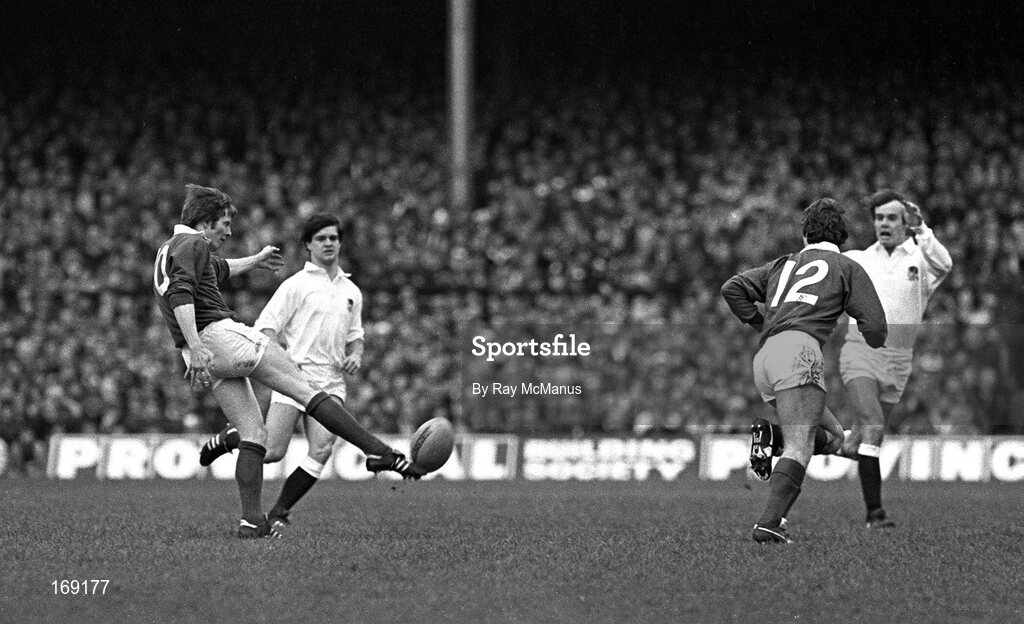 6 February 1982; Ollie Campbell, Ireland, in action against England. Five Nations Rugby Championship, England v Ireland, Twickenham, London England. Picture credit; Ray McManus / SPORTSFILE