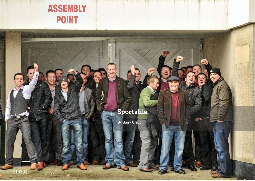 27 December 2013; Racegoers shelter from the rain ahead of the Paddy Power Dial-a-Bet Steeplechase. Leopardstown Christmas Racing Festival 2013, Leopardstown Racetrack, Leopardstown, Co. Dublin. Picture credit: Barry Cregg / SPORTSFILE