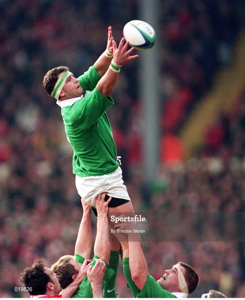 20 February 1999; Dion O'Cuinneagáin, Ireland, wins the lineout. Five Nations Rugby Championship, Ireland v Wales, Wembley Stadium, London, England. Picture credit: Brendan Moran / SPORTSFILE