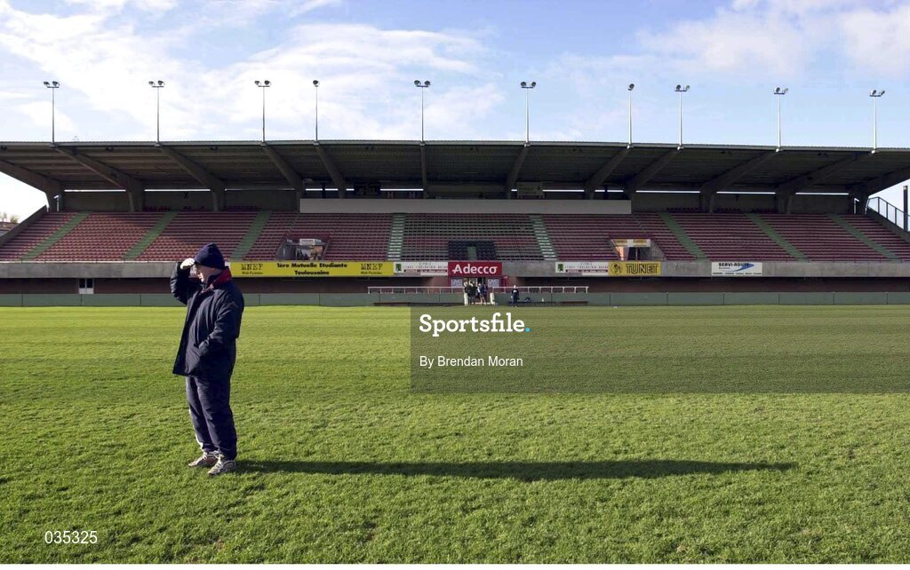 10 December 1999; Munster rugby coach Declan Kidney, pictured during squad training at the match venue for the game against Colomiers. Stade Toulouson, Le Sept Denier, Toulouse, France. Picture credit: Brendan Moran / SPORTSFILE