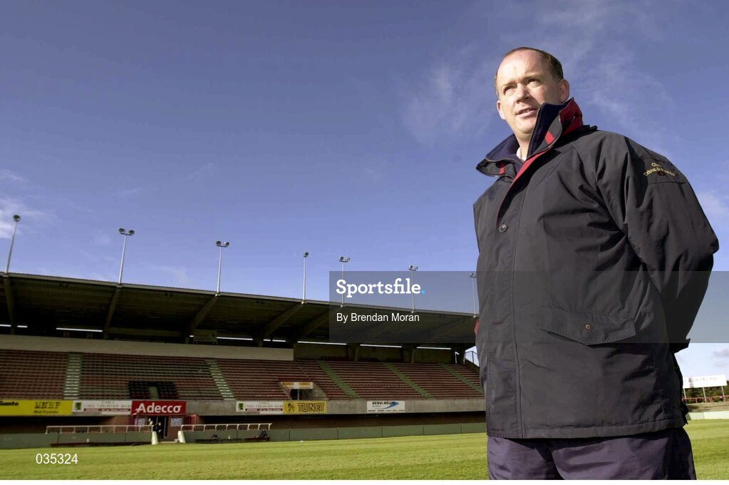 10 December 1999; Munster rugby coach Declan Kidney, pictured during squad training at the match venue for the game against Colomiers. Stade Toulouson, Le Sept Denier, Toulouse, France. Picture credit: Brendan Moran / SPORTSFILE