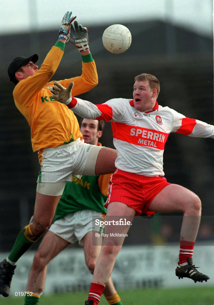 28 Feburary 1999; Meath goalkeeper Cormac Sullivan in action against Dermot Heaney of Derry during the Church and General National Football League Division 1 match between Meath and Derry at Páirc Tailteann in Navan, Meath. Photo by Ray McManus/Sportsfile
