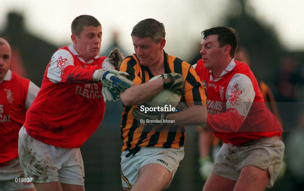 21 February 1999; Donal Murtagh of Crossmaglen Rangers in action against Brian Carbery, left, and Tom Nolan of Éire Og during the AIB All-Ireland Senior Club Football Championship Semi-Final match between Crossmaglen Rangers and Éire Og at Páirc Tailteann in Navan, Meath. Photo by Brendan Moran/Sportsfile