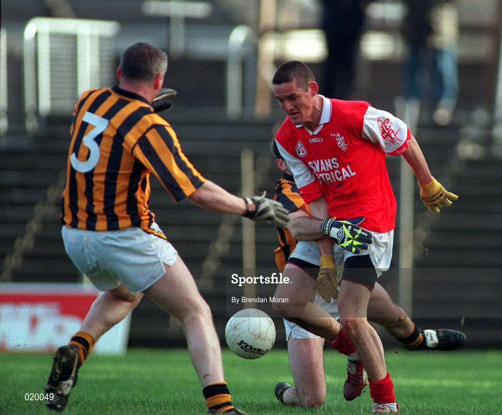 21 February 1999; Jody Morrissey of Éire Og in action against Donal Murtagh, 3, and Colm Dooley of Crossmaglen Rangers during the AIB All-Ireland Senior Club Football Championship Semi-Final match between Crossmaglen Rangers and Éire Og at Páirc Tailteann in Navan, Meath. Photo by Brendan Moran/Sportsfile