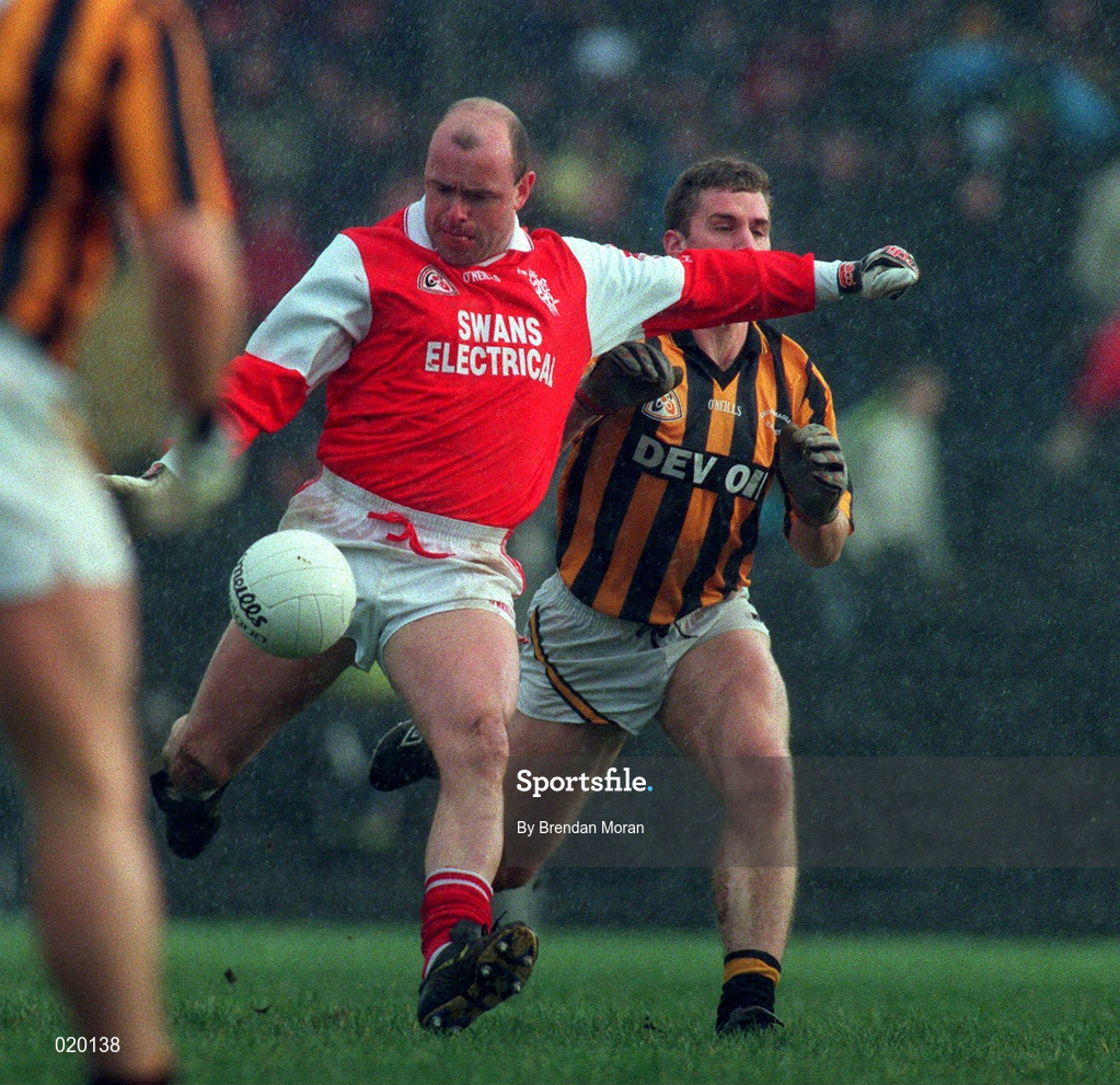 21 February 1999; Leo Turley of Éire Og shoots to score his side's goal despite the efforts of John McEntee of Crossmaglen Rangers during the AIB All-Ireland Senior Club Football Championship Semi-Final match between Crossmaglen Rangers and Éire Og at Páirc Tailteann in Navan, Meath. Photo by Brendan Moran/Sportsfile