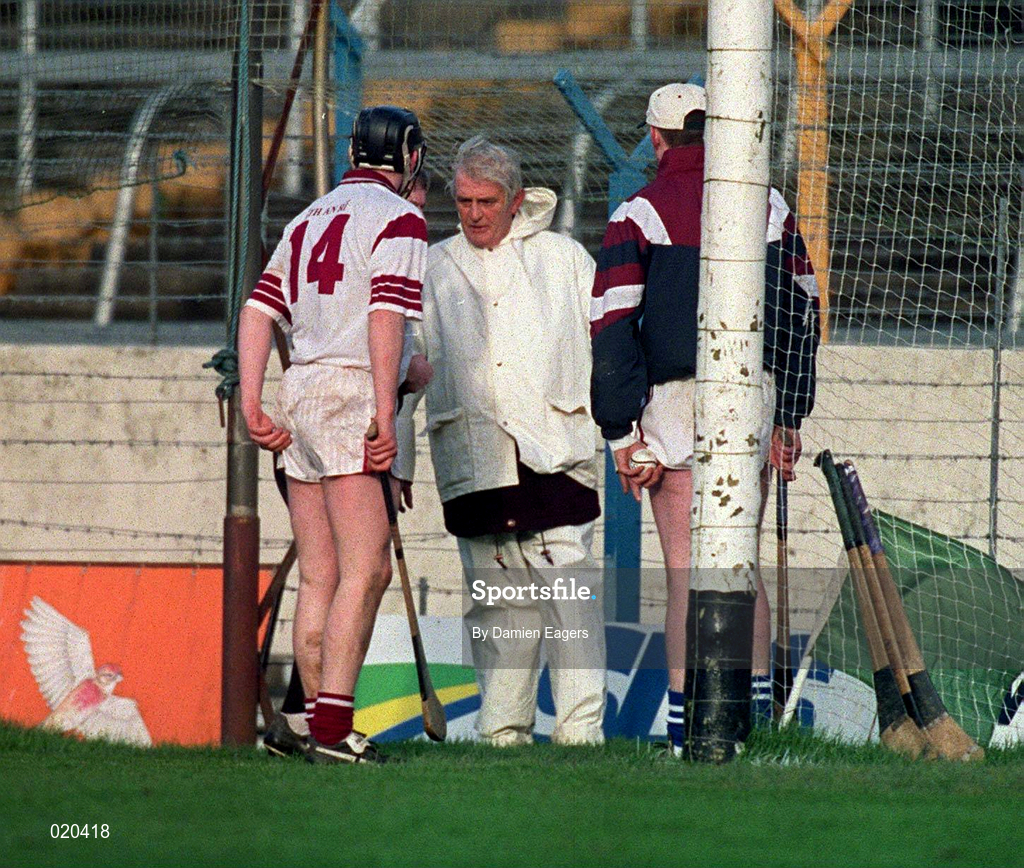 21 February 1999; Eugene Cloonan, 14, of Athenry and Christy O'Connor of St Joseph's Doora Barefield remonstrate with the umpire in relation to the last minute disallowed point during the AIB All-Ireland Senior Club Hurling Championship Semi-Final match between St Joseph's Doora Barefield and Athenry at Semple Stadium in Thurles, Tipperary. Photo by Damien Eagers/Sportsfile