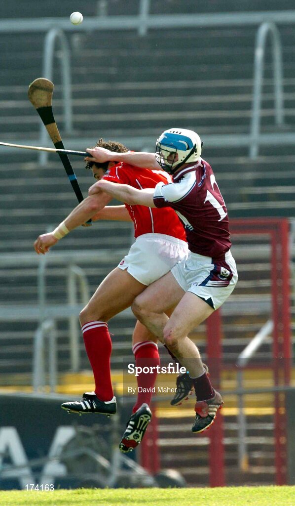 24 April 2005; Sean Og O hAilpin, Cork, in action against Aongas Callanan, Galway. Allianz National Hurling League, Division 1, Round 3, Cork v Galway, Pairc Ui Chaoimh, Cork. Picture credit; David Maher / SPORTSFILE