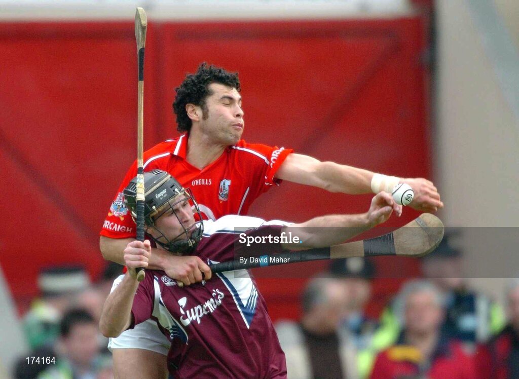 24 April 2005; Richie Murray, Galway, in action against Sean Og O hAilpin, Cork. Allianz National Hurling League, Division 1, Round 3, Cork v Galway, Pairc Ui Chaoimh, Cork. Picture credit; David Maher / SPORTSFILE