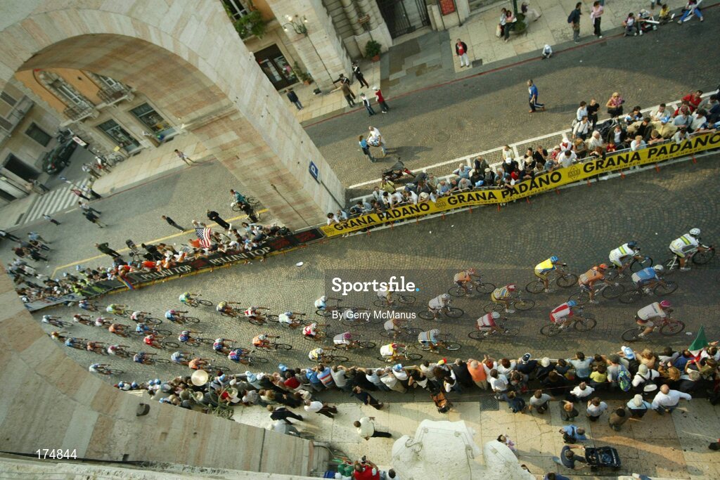 3 October 2004; The field make their way through Verona City Centre during the Elite Men's Road Race. World Road Cycling Championship, Bardolino, Verona, Italy. Picture credit; Gerry McManus / SPORTSFILE