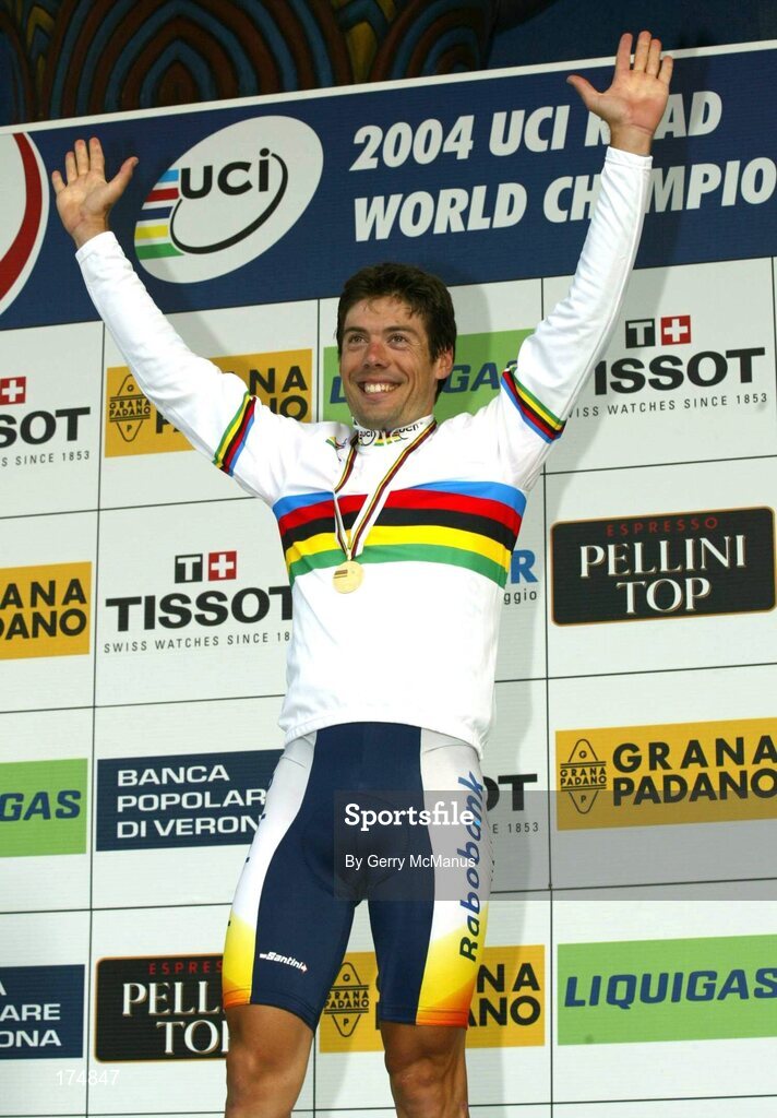 3 October 2004; Gold medallist in the Elite Men's Road Race, Oscar Freire of Spain, celebrates his victory. World Road Cycling Championship, Bardolino, Verona, Italy. Picture credit; Gerry McManus / SPORTSFILE