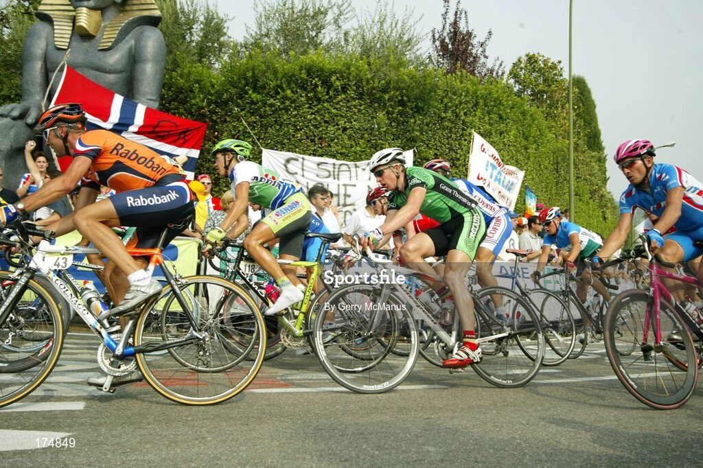 3 October 2004; Ireland's David O'Loughlin, centre, in action during the Elite Men's Road Race. World Road Cycling Championship, Bardolino, Verona, Italy. Picture credit; Gerry McManus / SPORTSFILE