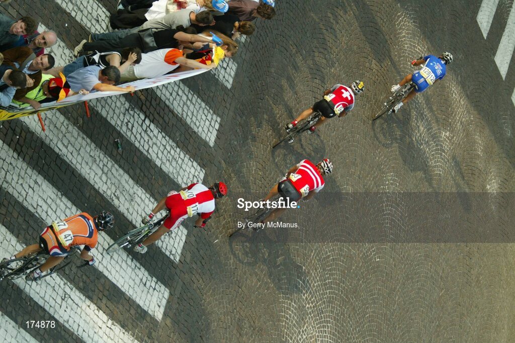 3 October 2004; The leading group make their way through Verona City Centre during the Elite Men's Road Race. World Road Cycling Championship, Bardolino, Verona, Italy. Picture credit; Gerry McManus / SPORTSFILE