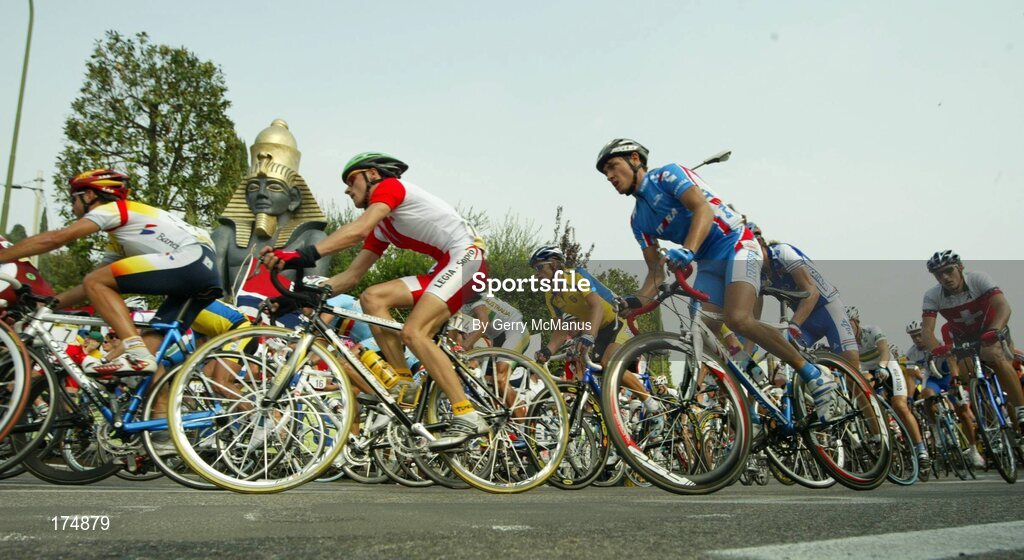 3 October 2004; The peloton heads round the hair pin on the climb of the Torricelle out of Verona during the Elite Men's Road Race. World Road Cycling Championship, Bardolino, Verona, Italy. Picture credit; Gerry McManus / SPORTSFILE