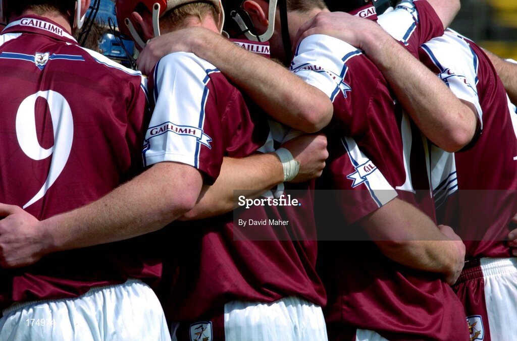 24 April 2005; Galway players huddle together before the start of the game. Allianz National Hurling League, Division 1, Round 3, Cork v Galway, Pairc Ui Chaoimh, Cork. Picture credit; David Maher / SPORTSFILE