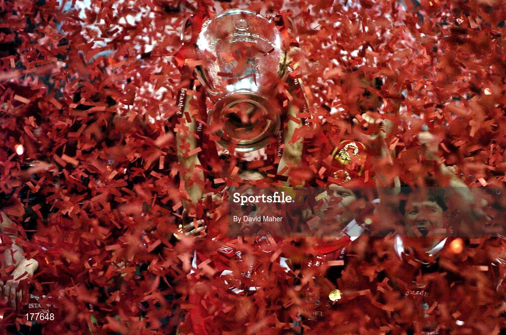 25 May 2005; Steven Gerard, Liverpool captain, lifts the cup at the end of the game as his team-mates celebrate. UEFA Champions League Final, Liverpool v AC Milan, Ataturk Olympic Stadium, Istanbul, Turkey. Picture credit; David Maher / SPORTSFILE