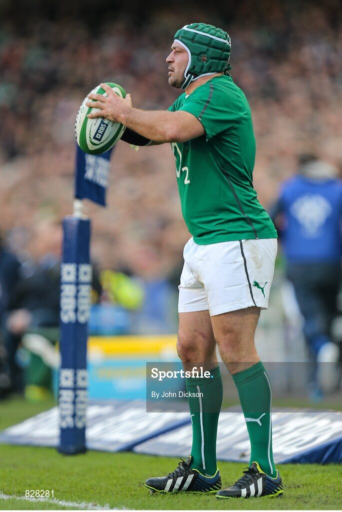 2 February 2014; Rory Best, Ireland, prepares to take a lineout. RBS Six Nations Rugby Championship, Ireland v Scotland, Aviva Stadium, Lansdowne Road, Dublin. Picture credit: John Dickson / SPORTSFILE